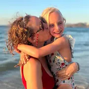 Josefina y su hija Rita en la playa