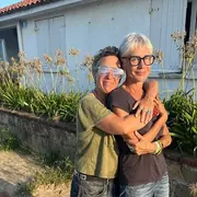 Maitena y Gabriela Cabezón Cámara, abrazadas