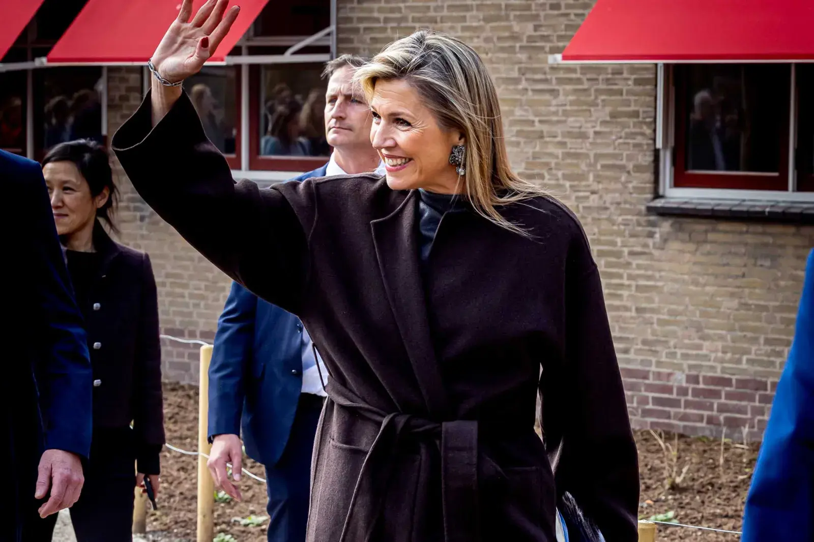 Máxima Zorreguieta con un tapado de estilo normcore que anticipa la temporada de invierno