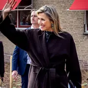 Máxima Zorreguieta con un tapado de estilo normcore que anticipa la temporada de invierno