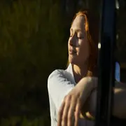 mujer disfrutando tranquila al aire libre