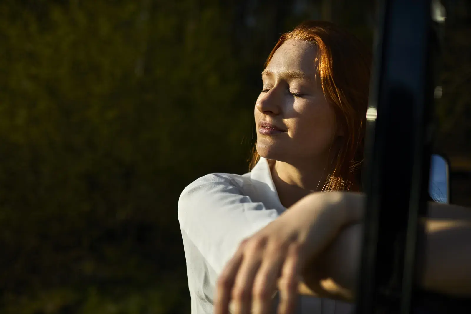 mujer disfrutando tranquila al aire libre