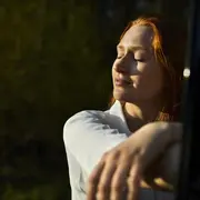 mujer disfrutando tranquila al aire libre
