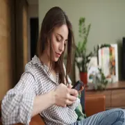 mujer con celular