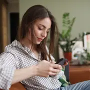mujer con celular