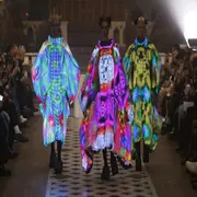 El desfile con trajes de luces LED que revolucionó la Paris Fashion Week 2025