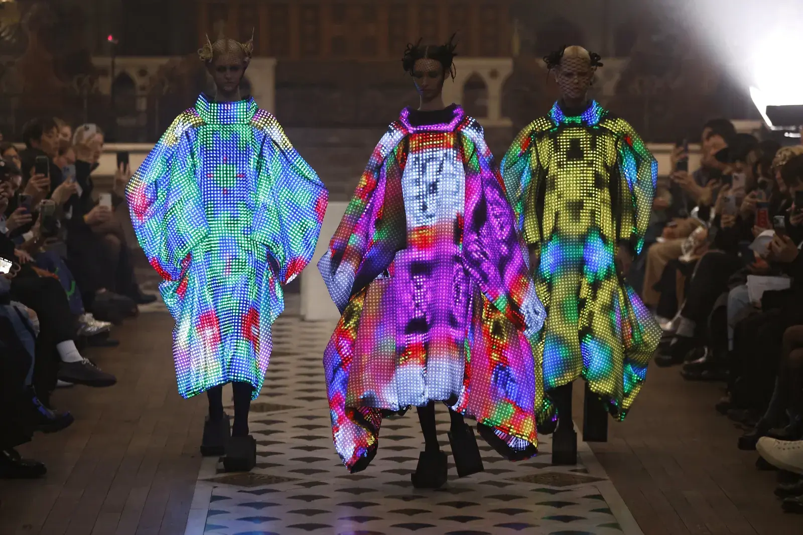 El desfile con trajes de luces LED que revolucionó la Paris Fashion Week 2025