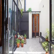 En los pisos, en las plantas, en los muebles, en el cerramiento... un mundo de detalles que resuelven bien los problemas que suelen tener los patios de PH. 