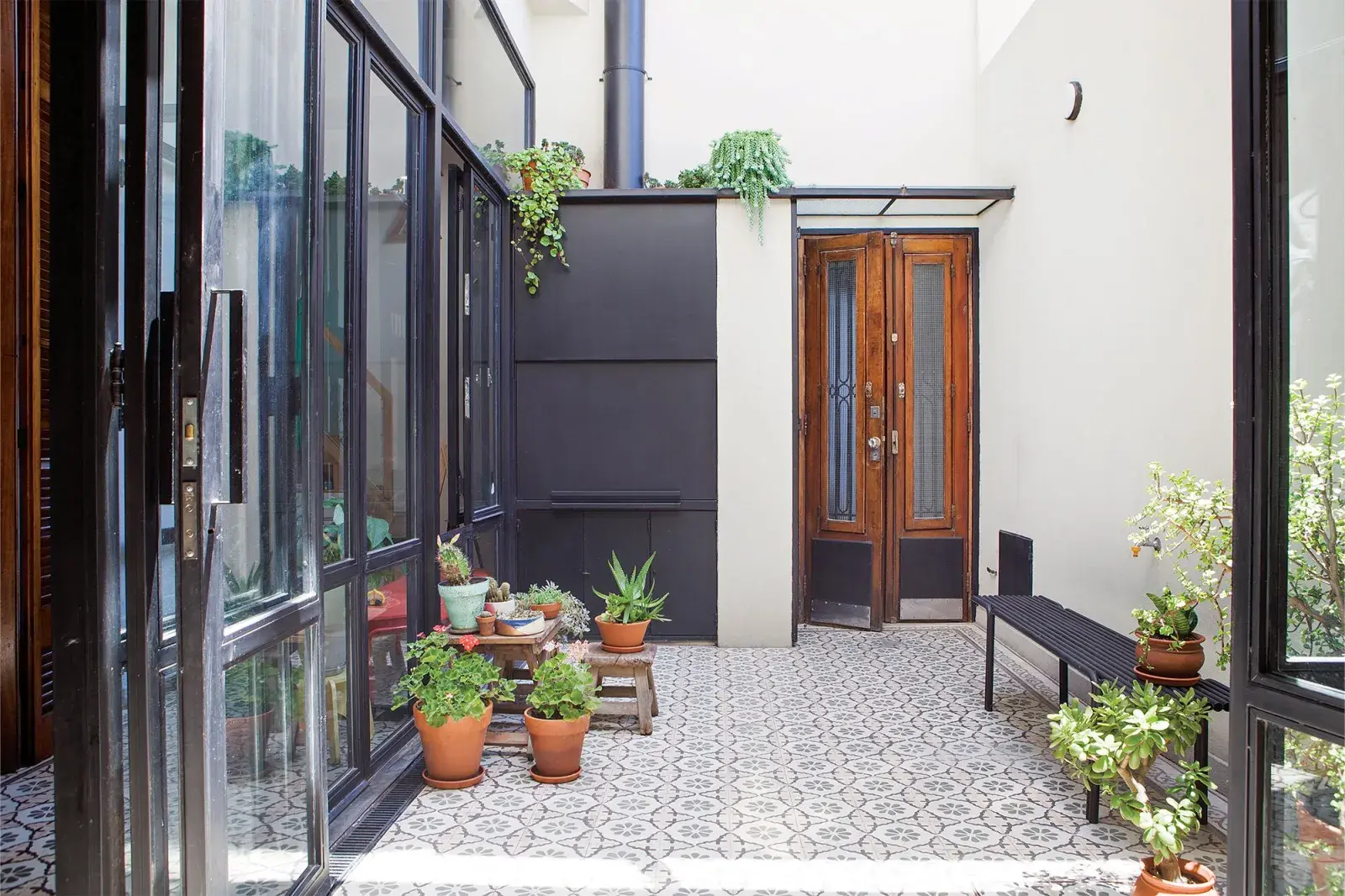 En los pisos, en las plantas, en los muebles, en el cerramiento... un mundo de detalles que resuelven bien los problemas que suelen tener los patios de PH.