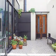 En los pisos, en las plantas, en los muebles, en el cerramiento... un mundo de detalles que resuelven bien los problemas que suelen tener los patios de PH.