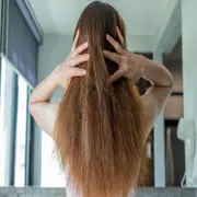 Una mujer con el pelo seco