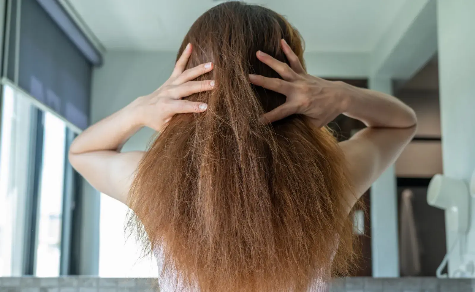 Una mujer con el pelo seco