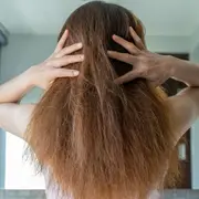 Una mujer con el pelo seco