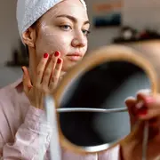 Una mujer haciéndose skin care