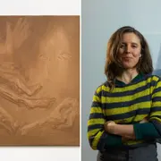 Lucía Sorans trabaja los materiales pictóricos con extractos de tierra. En la foto, su obra Mensaje de un río seco.