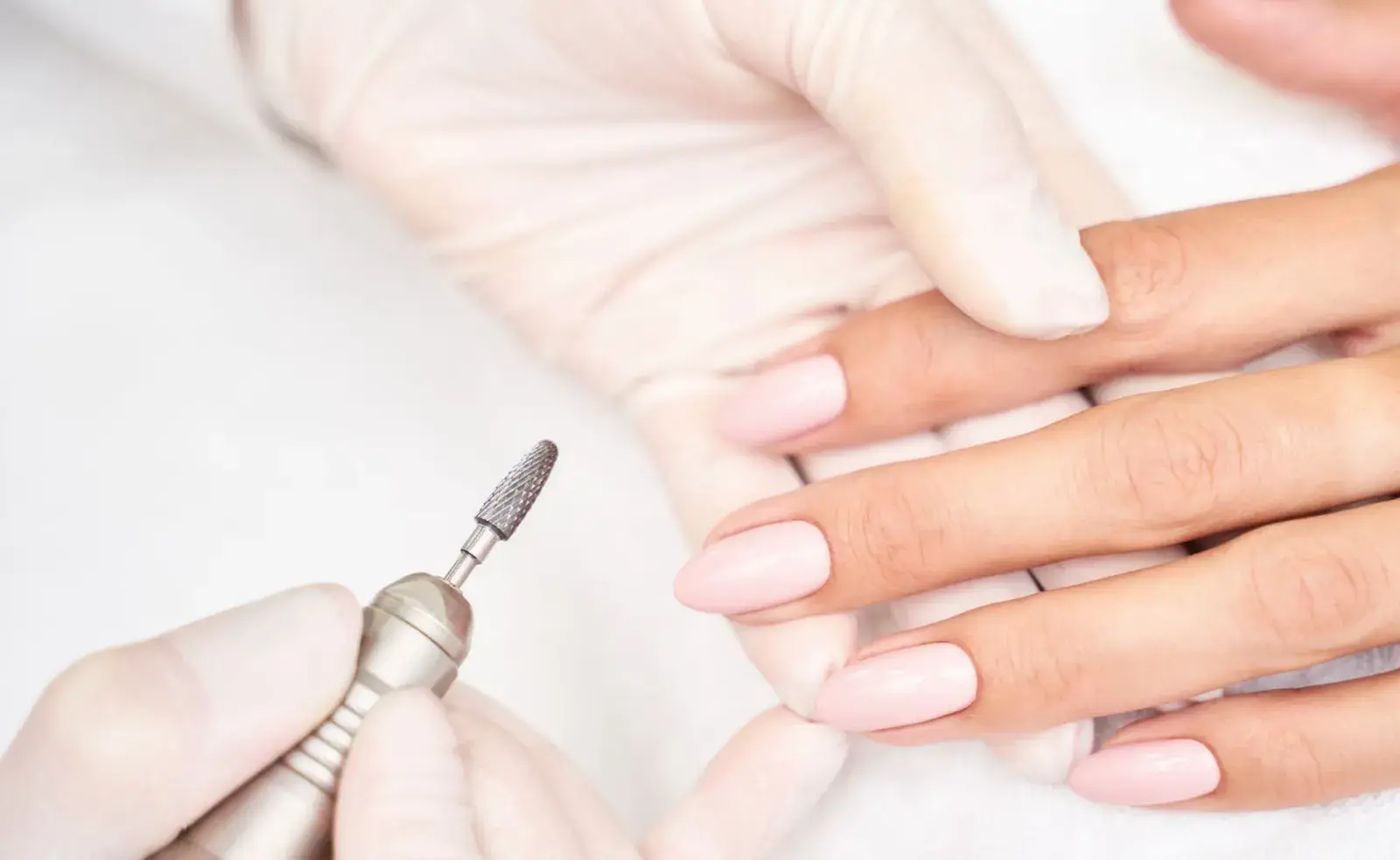 Una mujer pintándose las uñas