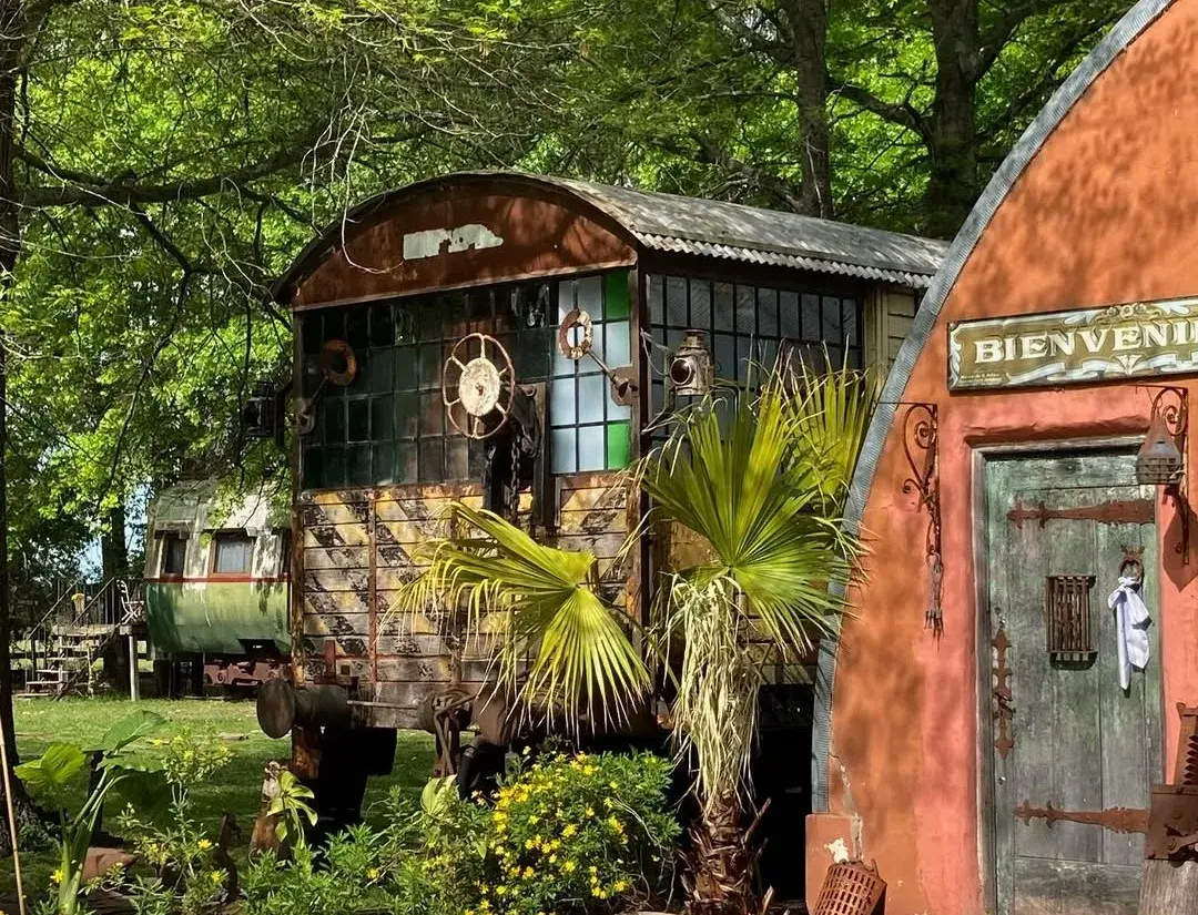 vagon de tren reciclado como habitación de hotel.