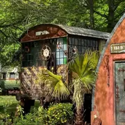 vagon de tren reciclado como habitación de hotel.