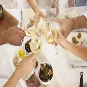 brindis con vino blanco