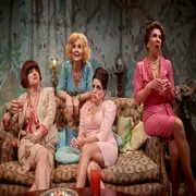 4 mujeres sentadas en un sillón