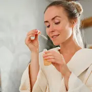 Hoy más que nunca, la cosmética natural se posiciona como una aliada poderosa para mantener la piel firme.