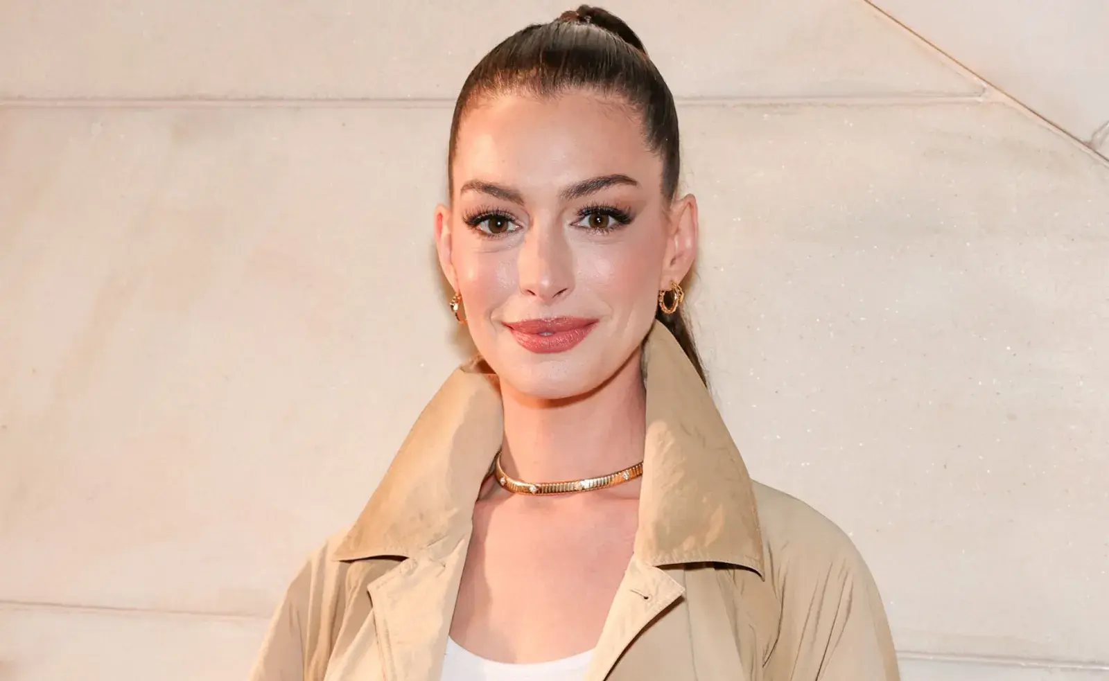 Anne Hathaway sumó a sus looks algunas de las prendas tendencia