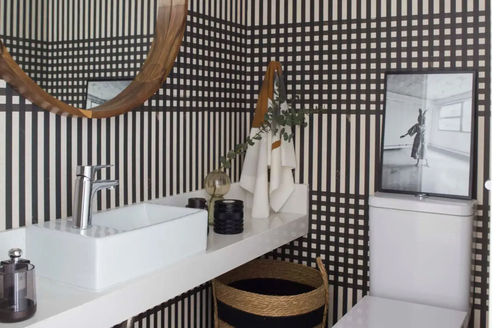 Un toque súper arty con un recurso que abre muchísimas posibilidades: el toilette va empapelado.