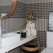 Un toque súper arty con un recurso que abre muchísimas posibilidades: el toilette va empapelado.