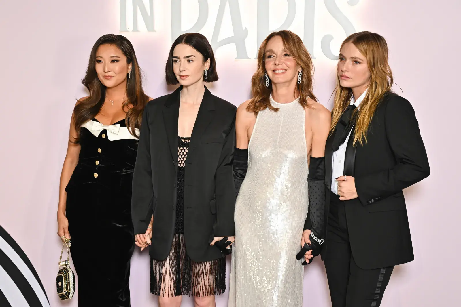 Ashley Park, Lily Collins, Philippine Leroy-Beaulieu y Camille Razat en la premiere de Emily in Paris.
