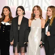 Ashley Park, Lily Collins, Philippine Leroy-Beaulieu y Camille Razat en la premiere de Emily in Paris.