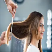 Una mujer en la peluquería cortándose el pelo