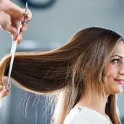 Una mujer en la peluquería cortándose el pelo