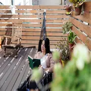 5 ideas económicas para decorar tu balcón y hacerlo más acogedor