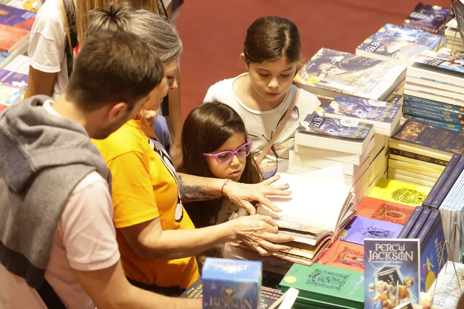 Feria del Libro 2025: los chicos encuentran propuestas imperdibles.