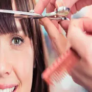 Una mujer cortándose el pelo