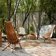 Los balcones terrazas pueden decorarse con sillones, alfombras y buena iluminación para convertirlos en un sitio acogedor