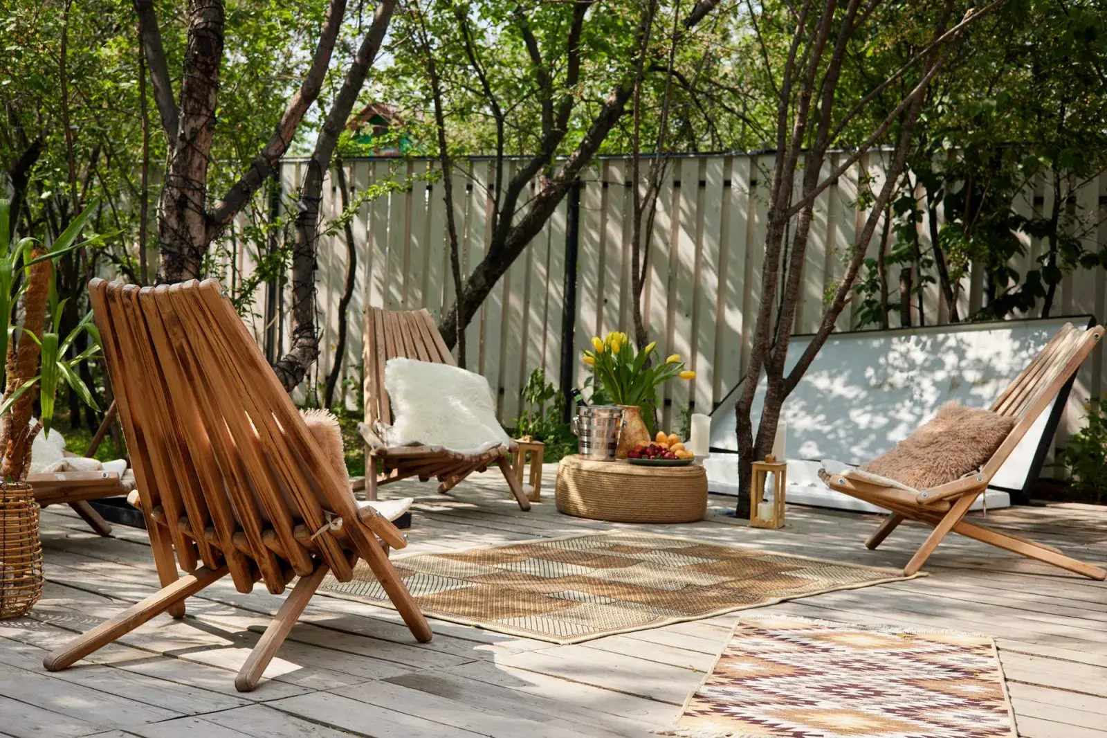 Los balcones terrazas pueden decorarse con sillones, alfombras y buena iluminación para convertirlos en un sitio acogedor