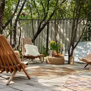 Los balcones terrazas pueden decorarse con sillones, alfombras y buena iluminación para convertirlos en un sitio acogedor