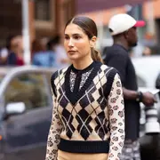 Los chalecos tejidos regresan al street style de invierno