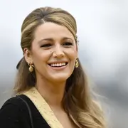 La actriz deslumbró en la alfombra roja con un look de Chanel que incluye un cardigan chic, medias protagonistas y botas XXL. ¿El toque final? Un bolso-cámara que es una joya de pasarela.