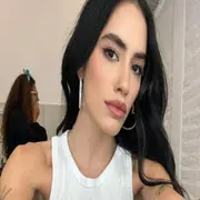 Lali lució unas uñas que son perfectas para cualquier evento