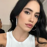 Lali lució unas uñas que son perfectas para cualquier evento