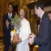 El papa Franciso en su encuentro con Gianluigi Buffon y Lionel Mess durante una audiencia privada en el año 2013.