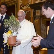 El papa Franciso en su encuentro con Gianluigi Buffon y Lionel Mess durante una audiencia privada en el año 2013.