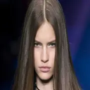 Por su parte, la psicología asegura que quienes llevan la raya al medio brinda una imagen de personas equilibradas con un enfoque claro y preciso