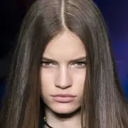 Por su parte, la psicología asegura que quienes llevan la raya al medio brinda una imagen de personas equilibradas con un enfoque claro y preciso