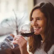 mujer toma vino tinto