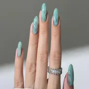 Las uñas efecto mármol son lo último en nail art