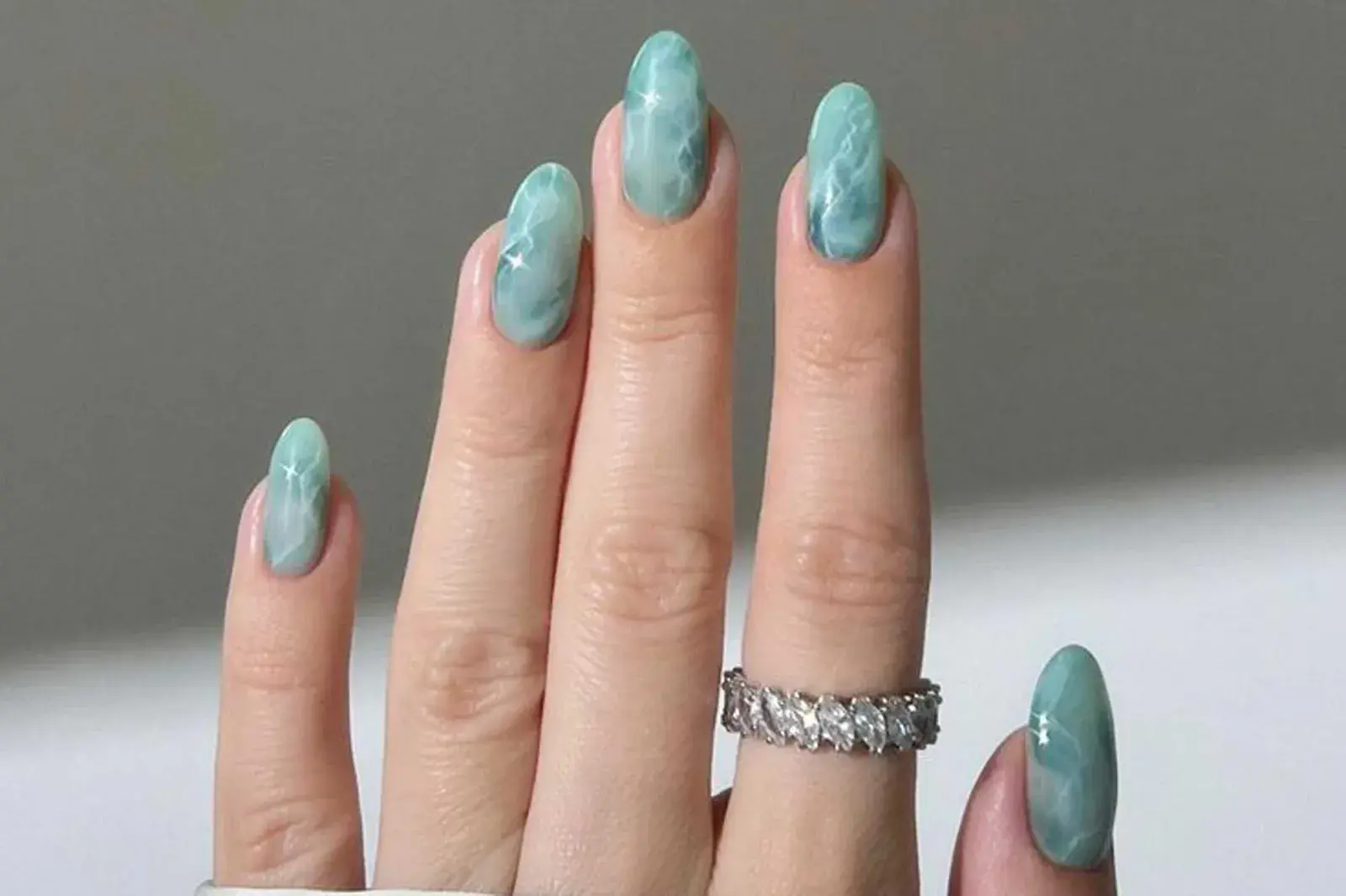 Las uñas efecto mármol son lo último en nail art