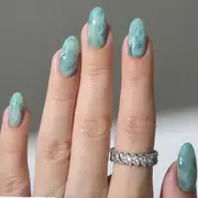 Las uñas efecto mármol son lo último en nail art